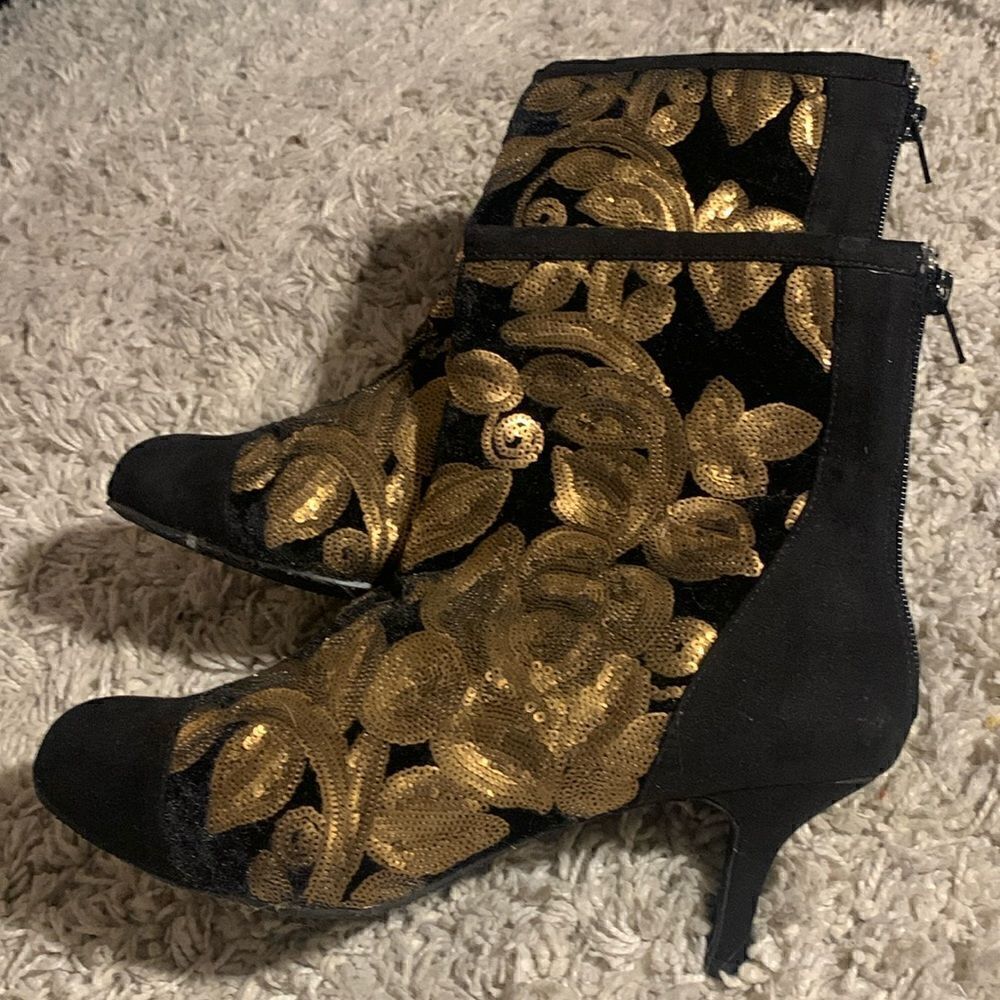 Joan Boyce EUC black/gold sequin suede like ankle boots Size 9.5